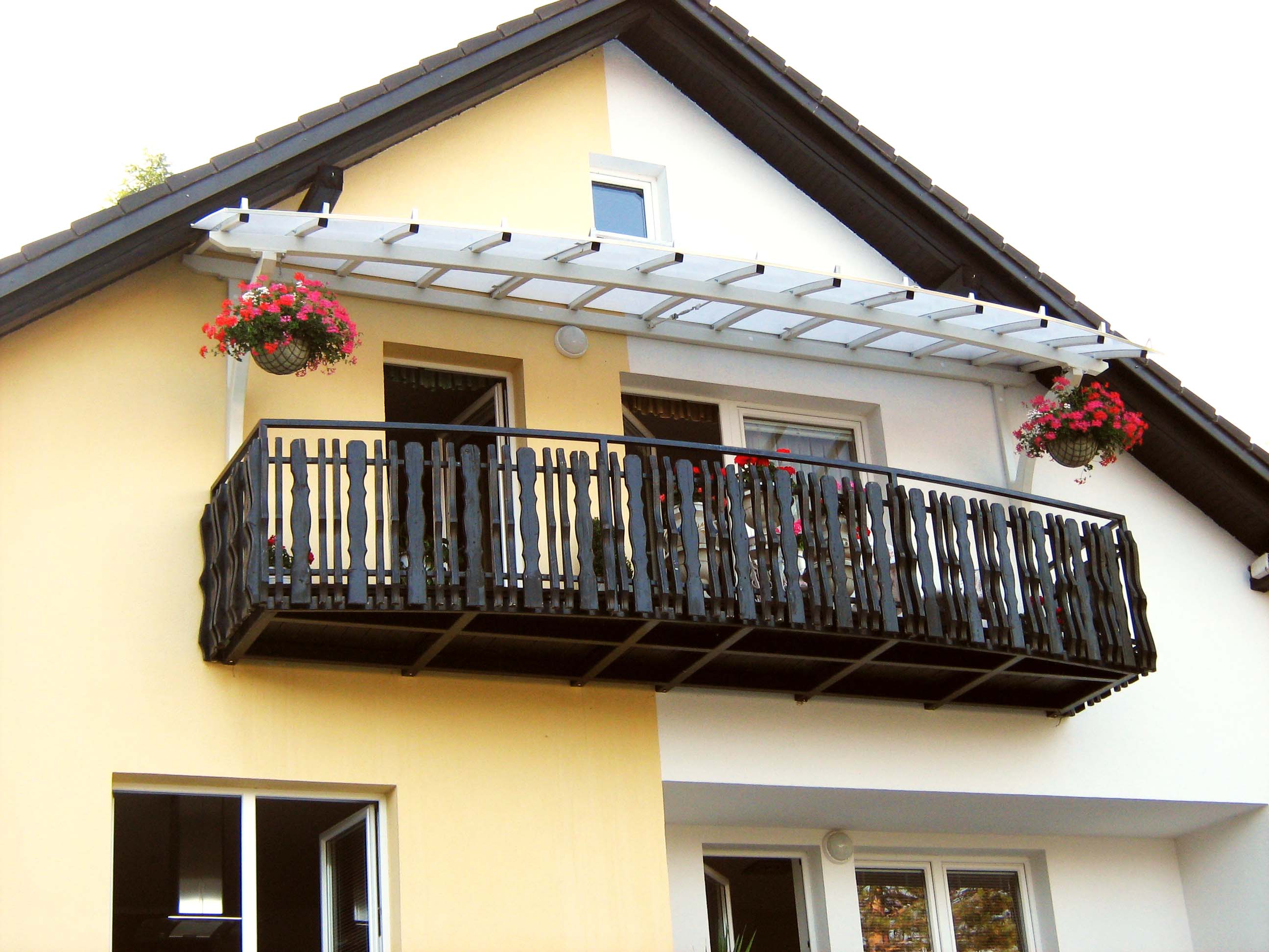 Kovinski nadstrešek nad balkonom