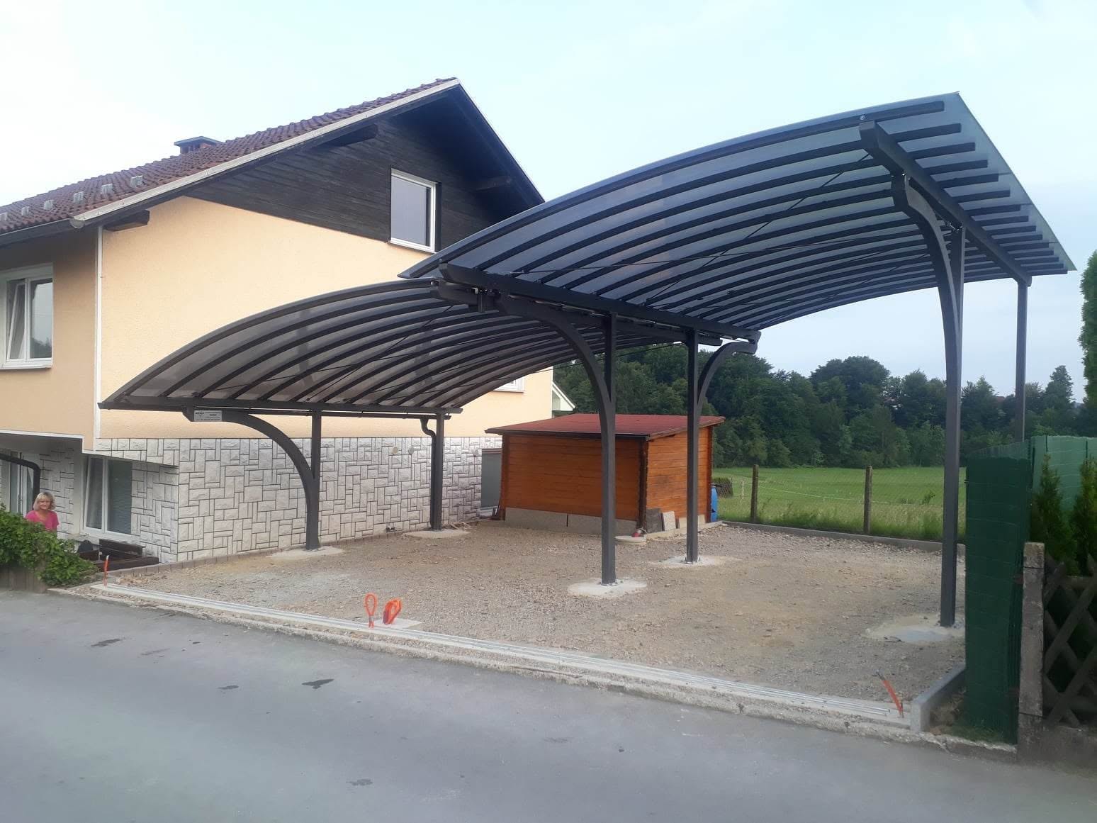 Kovinski nadstrešek z nižjo streho za osebni avto in višjo streho za avtodom