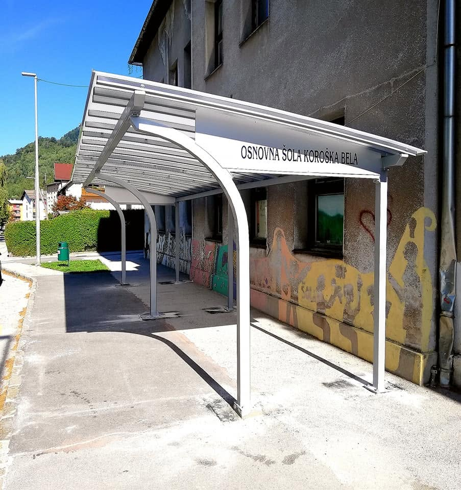 Kovinski nadstrešek na avtobusni postaji pri Osnovni šoli Koroška Bela